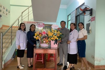 Chi bộ, Nhà trường, Công đoàn và Liên đội Trường THCS Nguyễn Tự Tân đến thăm hỏi Trạm y tế thị trấn Châu Ổ nhân ngày thầy thuốc 27/02